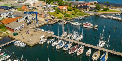 Yachthafen - Trockenliegeplätze - Marina Toft Stege mit Kran - Marina Toft