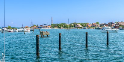 Yachthafen - Stromanschluss - Blick übers Wasser von Marina Toft - Marina Toft
