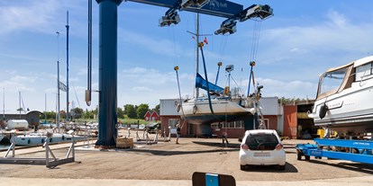 Yachthafen - Trockenliegeplätze - Südjütland - 30 Tonnen Säulenkran in Marina Toft - Marina Toft