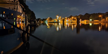 Yachthafen - Toiletten - Oberhausen (Oberhausen, Stadt) - Hafenimpressionen bei Nacht  - Wohler´s Hafen an der Schleuse