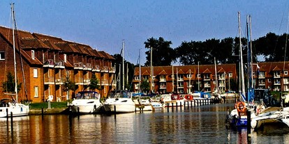 Yachthafen - am Fluss/Kanal - Deutschland - Beschreibungstext für das Bild - Marina-Lagunenstadt
