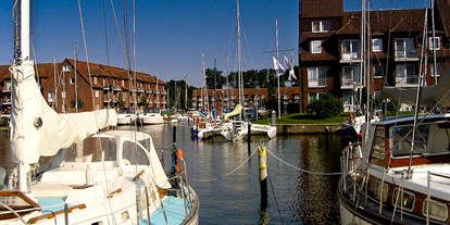 Yachthafen - Badestrand - Beschreibungstext für das Bild - Marina-Lagunenstadt