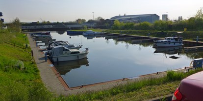 Yachthafen - Duschen - Sportboothafen-Haldensleben, Hafenansicht zum Mittellandkanal - Sportboothafen Haldensleben
