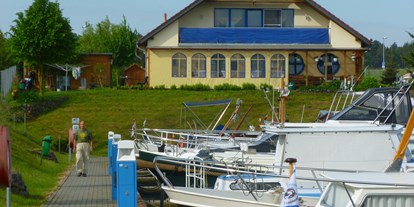 Yachthafen - Duschen - Sportboothafen-Haldensleben, Blick zur Hafenterasse mit Gastätte - Sportboothafen Haldensleben