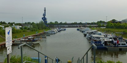 Yachthafen - am Fluss/Kanal - Sportboothafen-Haldensleben, von der Hafenterasse aus gesehen - Sportboothafen Haldensleben