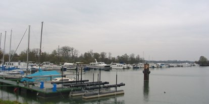 Yachthafen - am Fluss/Kanal - Beschreibungstext für das Bild - Schiffswerft Karcher GmbH