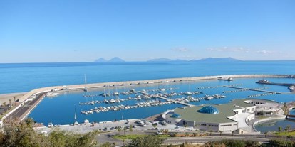 Yachthafen - Trockenliegeplätze - Italien - Capo d' Orlando Marina, mit Blick auf die Aeolischen Inseln - Capo d' Orlando Marina