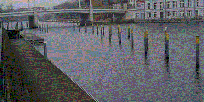 Yachthafen - Duschen - Blick auf die Jahrtausendbrücke - Wasserwanderrastplatz am Packhofufer/Werft