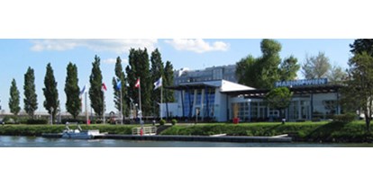 Yachthafen - Tanken Benzin - Donauraum - Verwaltungsgebäude
- Restaurant
- Bootsfahrschule 
- Werkstatt - Marina Wien