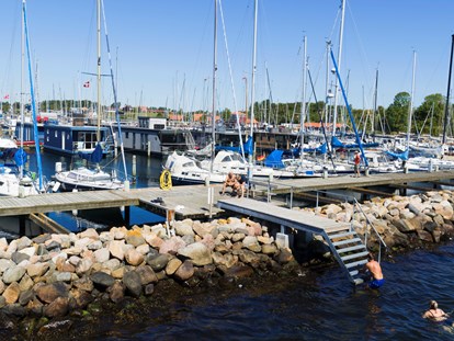 Yachthafen - Trockenliegeplätze - Dänemark - Mit der Leiter direkt ins kühle Nass vom F-Steg in Marina Minde - Marina Minde 