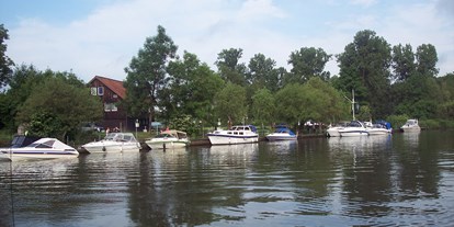 Yachthafen - Hunde erlaubt - Stuttgart / Kurpfalz / Odenwald ... - Blick vom Wasser auf das Gelände des MBC Benningen - Motorboot-Club Benningen