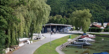 Yachthafen - am Fluss/Kanal - Deutschland - kleiner Hafen - Ansicht Richtung Terminal - Boote bis 9 Meter - Hafen Obernzell