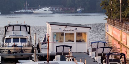 Yachthafen - Hunde erlaubt - Berlin-Umland - Hafenbild mit Hafenmeisterbüro - Altstadthafen Berlin Spandau