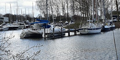 Yachthafen - Frischwasseranschluss - Deutschland - Der Versorgungssteg als Liegeplatz. - Marina Hooksiel