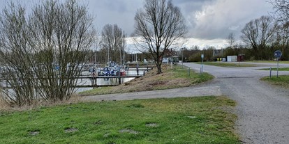 Yachthafen - Waschmaschine - Niedersachsen - Parkplatz und Slipbahn - Marina Hooksiel
