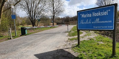 Yachthafen - Wäschetrockner - Deutschland - Einfahrtsschranke - Marina Hooksiel