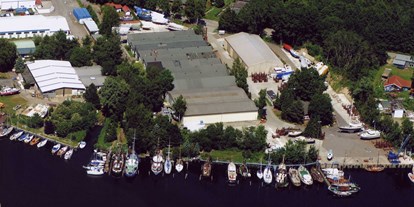 Yachthafen - am Fluss/Kanal - Luftaufnahme der TraveWerft - Trave Werft