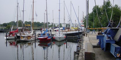 Yachthafen - am Fluss/Kanal - Schleswig-Holstein - Blick auf den Servicekai - Trave Werft