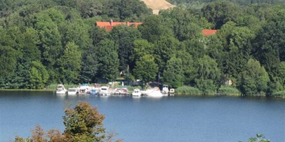 Yachthafen - Tanken Benzin - Deutschland - Blick über den Möllner Ziegelsee auf den Sportboothafen - Möllner Motorboot Club e.V. am Ziegelsee