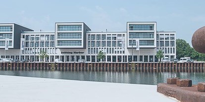 Yachthafen - am Fluss/Kanal - Deutschland - Hauptgebäude mit sanitären Anlagen, und Restauration im Erdgeschoss - Stölting Marina
