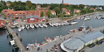 Yachthafen - Duschen - Deutschland - Blick vom unserem Hafen gegenüberliegenden ehemaligen roten Rundsilo / heute Restaurant - YSE Hafen Eckernförde
