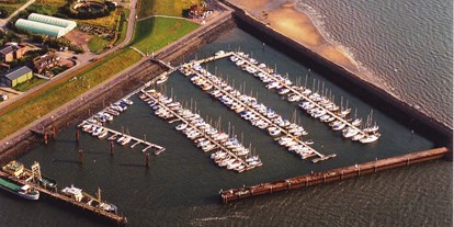 Yachthafen - Badestrand - Nordseeküste - Luftbild Sportboothafen - Sportboothafen Wyk auf Föhr