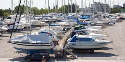 Yachthafen - Adria - Dry Marina- "Hafen auf dem Trockenen".
Ihr Boot liegt das ganze Jahr über außerhalb des Wasser und die mit Strom, Wasser, Pump out System, Satelliten- Fernsehen und Internet WLAN ausgestatteten Stege verwandeln es in ein Ferienhaus. - Marina Punta Gabbiani