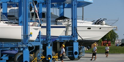 Yachthafen - Waschmaschine - Adria - 4 Travel- Lifts bis 80 Tonnen, für eine maximal ausgestattete Dry Marina. - Marina Punta Gabbiani