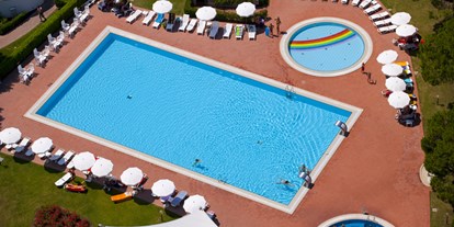 Yachthafen - Trockenliegeplätze - Italien - Erholte Eltern und glückliche Kinder dank der Schwimmbecken mit geringer Wassertiefe, die täglich geöffnet sind. - Marina Punta Gabbiani
