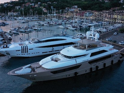 Yachthafen - Toiletten - Italien - Breiter Vorhafen mit Liegeplätzen für Maxi-Yachts - Porto San Rocco Marina Resort S.r.l.