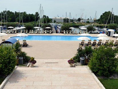 Yachthafen - Wäschetrockner - Adria - Pool - Marina Lepanto