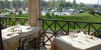 Yachthafen - Stromanschluss - Restaurant Terrasse mit Blick aufs Pool - Marina Lepanto