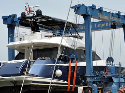 Yachthafen - Trockenliegeplätze - Adria - Werft - 70 t Travellift - Marina Lepanto