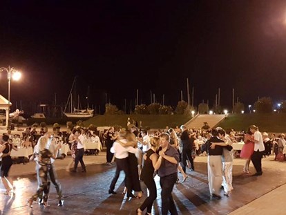 Yachthafen - Toiletten - Grado - Unterhaltung - Tango Abend auf dem Marina Platz "Piazzetta" - Marina Lepanto