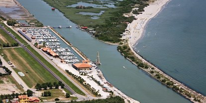 Yachthafen - Stromanschluss - Wir befinden uns am Delta des Flusses Po, nahe der Mündung, 40 Meilen südlich von Venedig. In der Nähe des Hafens gibt es ein Feriendorf und zwei Strände.
Vom Hafen aus können Sie Bootsausflüge im Po-Delta, zu Pferd und mit dem Fahrrad unternehmen. Im Hafen gibt es eine Bar / Restaurant, eine Werft und einen Kraftstoffverteiler - Porto Barricata