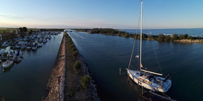 Yachthafen - Duschen - Porto Barricata ist gut vom Meer geschützt und bietet einen sicheren Anlegeplatz für diejenigen, die zwischen Venedig und Ravenna segeln. Der Bootsanleger ist für Boote mit einer Länge von bis zu 18 m und einem Tiefgang von bis zu 2,5 m geeignet - Porto Barricata