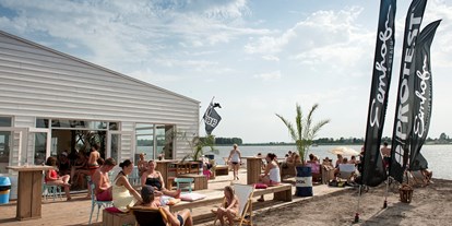 Yachthafen - Frischwasseranschluss - Flevoland - Privat Strand mit Beachclub und Wassersportzentrum - Jachthaven De Eemhof