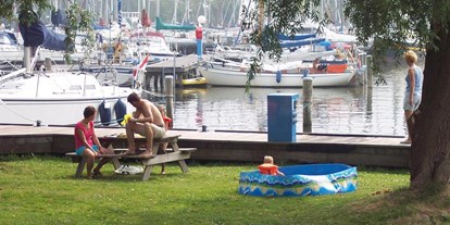 Yachthafen - Abwasseranschluss - Niederlande - rasen und schatten - Jachthaven Waterland Monnickendam Bv
