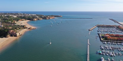 Yachthafen - Tanken Diesel - Portugal - Hafeneinfahrt im Hintergrund und Ankerbucht am Rio Arade mit der Einfahrt zur Marina de Portimao auf der rechten Seite - Marina de Portimao