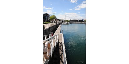 Yachthafen - Toiletten - Der Gäste-Steg besteht aus Mooringleinen - Marina Hafen