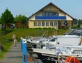 Marina: Sportboothafen-Haldensleben, Blick zur Hafenterasse mit Gastätte - Sportboothafen Haldensleben
