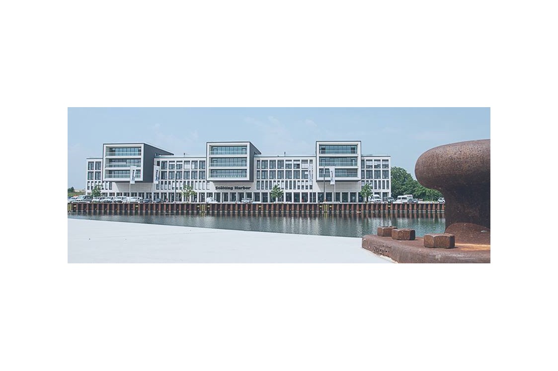 Marina: Hauptgebäude mit sanitären Anlagen, und Restauration im Erdgeschoss - Stölting Marina