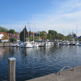 Marina: Blick voin der gegenüberliegende Pier der Fischkutter - YSE Hafen Eckernförde