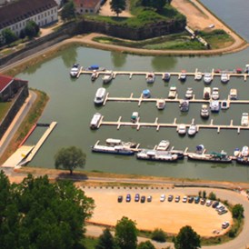 Marina: http://www.port-royal-auxonne.com/ - Port Royal