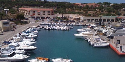 Yachthafen - Tanken Benzin - Haute-Corse - Bildquelle: http://www.port-de-sant-ambroggio-lumio.fr/ - Port de Plaisance San Ambroggio
