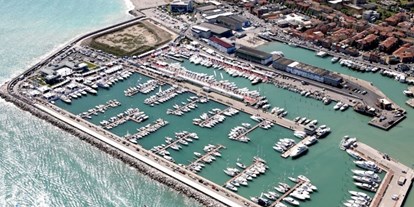 Yachthafen - am Meer - Ancona - Quelle: http://www.marinadeicesari.it - Marina dei Cesari