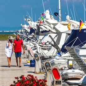 Marina: Jeder einzelne Bootsplatz ist mit allen notwendigen Serviceleistungen ausgestattet: Wasser, Strom, Sat-Fernsehen, Internet Wi-Fi, Pump out System. - Marina Punta Gabbiani