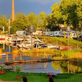 Marina: Hafenbecken mit Naturteich - Stadtmarina Brandenburg