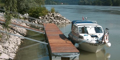 Yachthafen - am Fluss/Kanal - Oberösterreich - 40 m langer Längssteg im geschützten Hafenbereich auch für größere Schiffe bis ca. 15 m geeignet! - Sportboothafen Schattental