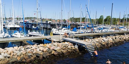 Yachthafen - am Meer - Dänemark - Mit der Leiter direkt ins kühle Nass vom F-Steg in Marina Minde - Marina Minde 